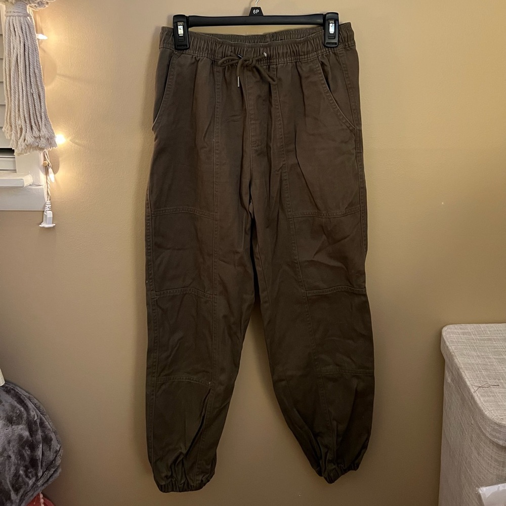 Forever 21 Army Green Cargo pants size M
